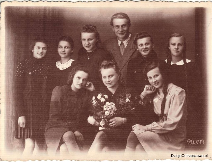 Ostrzeszów 20.10.1947.
Stoją od lewej: NN, Krystyna Siof, Mieczysława Feige, Ed..., stare zdjęcia - 