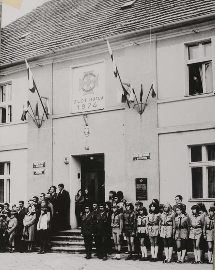 Rynek w Ostrzeszowie. Wrzesień 1974 r., zlot harcerstwa ostrzeszowskiego i urocz..., stare zdjęcia - 