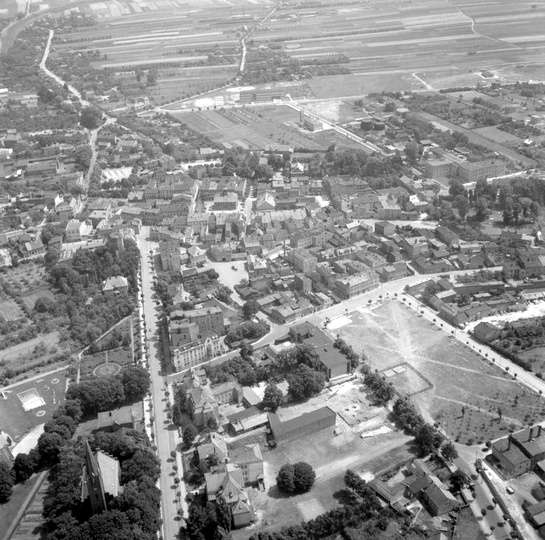 Ostrzeszów z lotu ptaka, rok 1968.
Na tym zdjęciu lotniczym ciekawie prezentuje..., stare zdjęcia - 