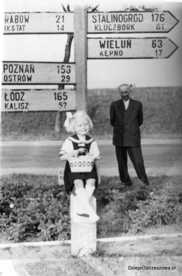 Drogowskaz przy "autostradzie" i ul. Bohaterów Stalingradu. W latach 1953-1956 K..., stare zdjęcia - 