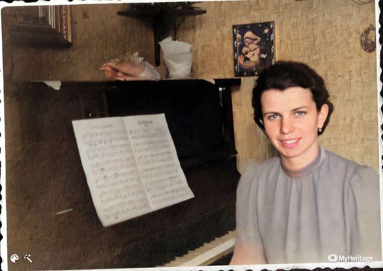 Janina Pieluszyńska Lata okupacji.
Zdjęcie w domu rodzinnym przy ulicy Przesmyk... - 