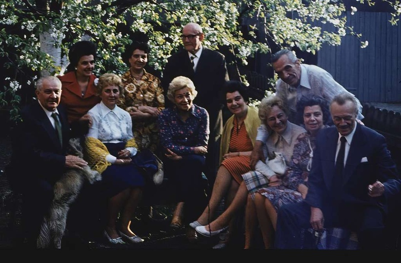 Rok 1977
Ogród przy ul.Przesmyk1 
Rodzina Pieluszyńskich
Od lewej siedzi: Wac..., stare zdjęcia - 