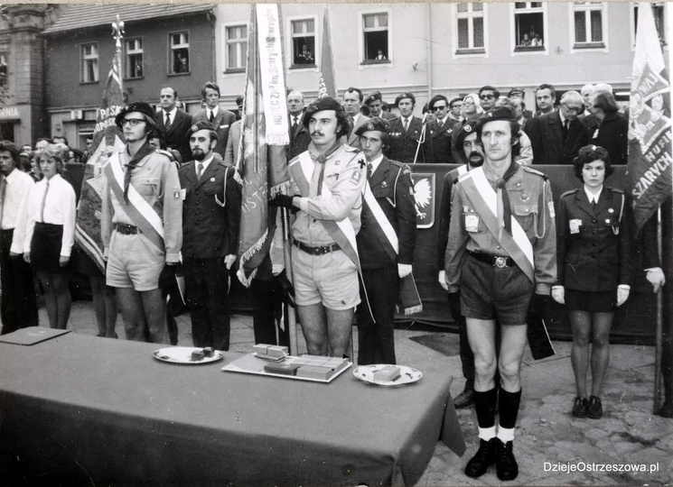 Rynek w Ostrzeszowie. Wrzesień 1974 r., zlot harcerstwa ostrzeszowskiego i urocz..., stare zdjęcia - 