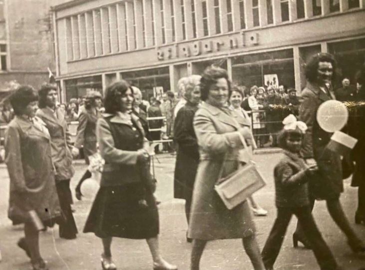 Połowa lat siedemdziesiątych. Pochód pierwszomajowy mija nieistniejącą już księg..., stare zdjęcia - 